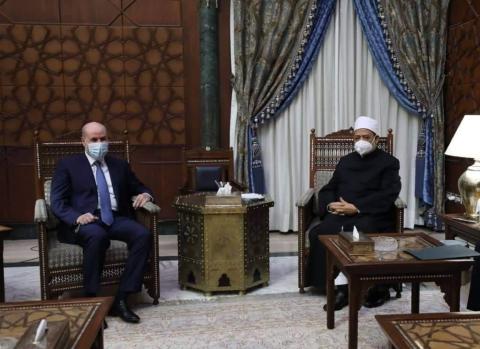 الإمام الأكبر خلال لقائه اليوم بالقاهرة الدكتور محمود الهباش 1