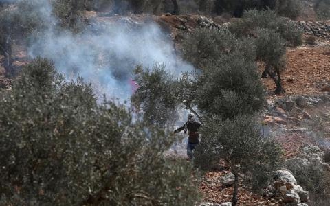 مواجهات بين شبان فلسطينيون وجنود الاحتلال خلال مسيرة ضد التوسع الاستيطاني في قرية بيتا جنوب مدينة نابلس 