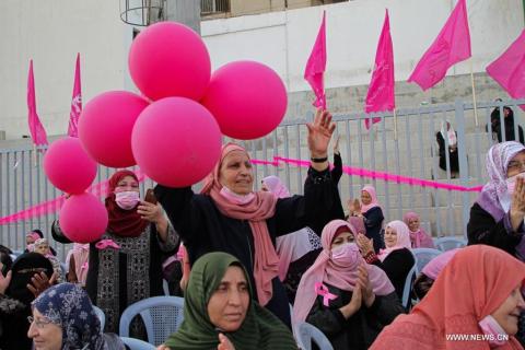 نساء فلسطينيات يشاركن في فعالية "اليوم الرياضي الوردي" بغزة للتوعية بسرطان الثدي 