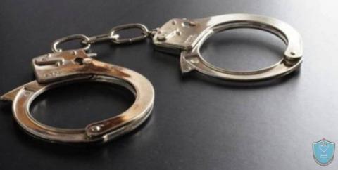  شرطة الخليل تقبض على مطلوب من نابلس متهم بالشروع بالقتل والسرقة والحرق الجنائي