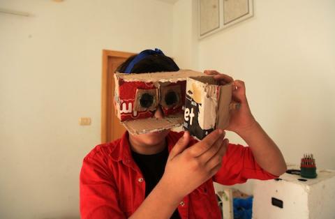 الطفل الفلسطيني محمد الحلاق (13 عامًا) يعرض اختراعاته الصغيرة في منزله في خان يونس جنوب قطاع غزة: تصوير عمر اشطاوي 