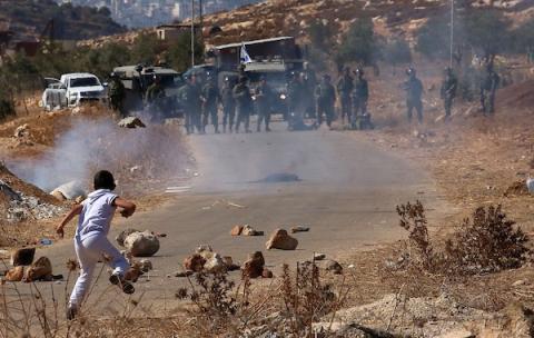  مواجهات بين المتظاهرين الفلسطينيين وقوات الاحتلال الإسرائيلي في قرية بيت دجن ضد الاستيطان