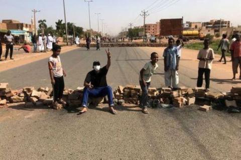 محتجون يقيمون حاجزا من الحجارة في أحد شوارع العاصمة السودانية الخرطوم يوم الاثنين. تصوير: محمد نور الدين عبد الله - رويترز.