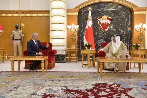 ملك البحرين حمد بن عيسى آل خليفة مع وزير خارجية إسرائيل يائير لابيد بالقصر الملكي بالمنامة