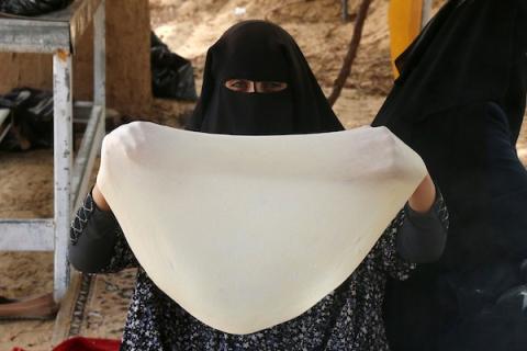 فلسطينيون يشاركون في افتتاح مخيم "من للقدس إلا أنت" في خانيونس