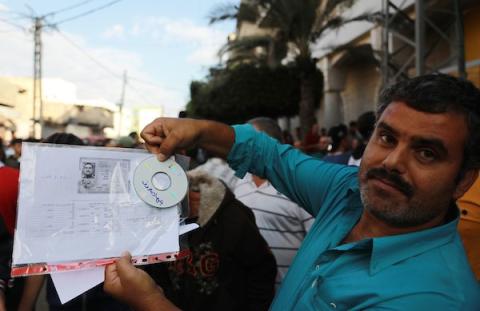 مواطنون فلسطينيون ينتظرون أمام مقرات الغرفة التجارية بغزة