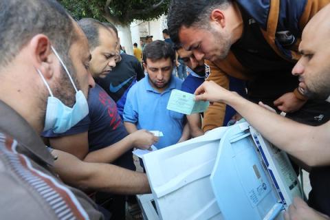 مواطنون فلسطينيون ينتظرون أمام مقرات الغرفة التجارية بغزة