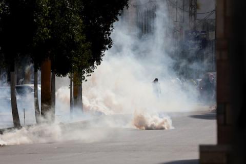 مواجهات بين المتظاهرين الفلسطينيين وقوات الاحتلال الإسرائيلي عقب مسيرة تضامنية مع الأسرى المضربين عن الطعام في الخليل