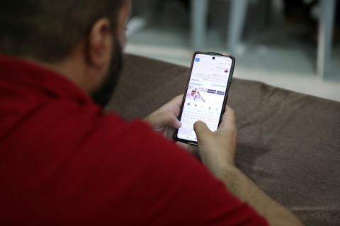    نشطاء فلسطينيون يشاركون في حملة تغريد للتضامن مع الأسيرة إسراء الجعابيص في مدينة غزة