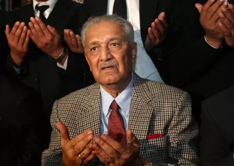 العالم الباكستاني عبد القدير خان