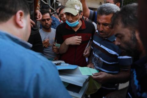 مواطنون فلسطينيون ينتظرون أمام مقرات الغرفة التجارية بغزة