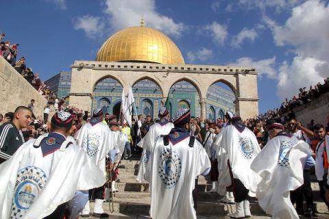 الفلسطينيون يحتفلون بذكرى المولد النبوي بالقرب من باب العامود بمدينة القدس