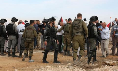 مستوطنون بحامية جيش الاحتلال يعتدون على المواطنين ويمنعونهم من الوصول الى أراضيهم في منطقة العطارة شرق يطا جنوب الخليل