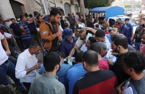 مواطنون فلسطينيون ينتظرون أمام مقرات الغرفة التجارية بغزة