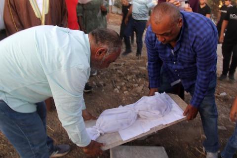 فلسطينيون يؤدون الصلاة على بقايا الرفات من القبور التي هدمتها قوات الاحتلال الإسرائيلي في المقبرة اليوسفية في القدس، قبل إعادة دفنها مرة أخرى(5)