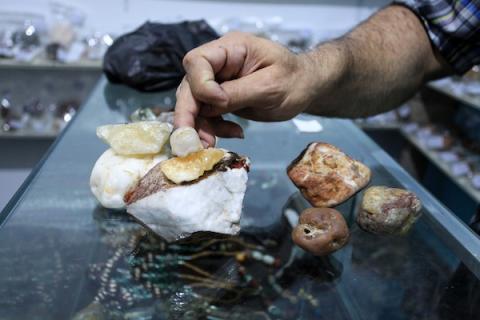 الأول من نوعه.. صلاح الكحلوت يجمع الأحجار الكريمة في مركز أطلق عليه اسم" فلسطين للأحجار الكريمة والنادرة" شمال قطاع غزة