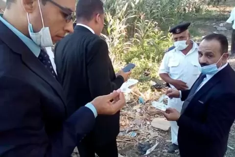  لسلطات المصرية عثرت على الآلاف من لقاحات كورونا ملقاة على جانب إحدى الترع بالمنيا