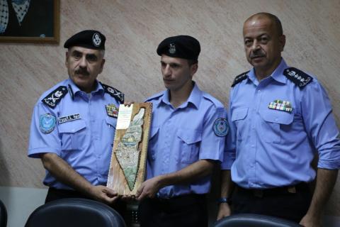 اللواء يوسف الحلو يكرم العريف محمد القيمري بعد إصابته أثناء مهمة القاء القبض على تاجر مخدرات في الخليل