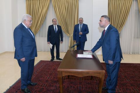 فايز أبو عيطة يؤدي اليمين القانونية أمام الرئيس سفيرا لدولة فلسطين لدى الجزائر.JPG