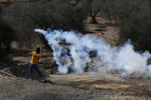 مواجهات بين شبان فلسطينيون وجنود اسرائيليون خلال مسيرة ضد التوسع الاستيطاني في قرية بيتا جنوب مدينة نابلس
