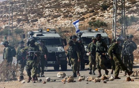    مواجهات بين المتظاهرين الفلسطينيين وقوات الاحتلال الإسرائيلي في قرية بيت دجن ضد الاستيطان