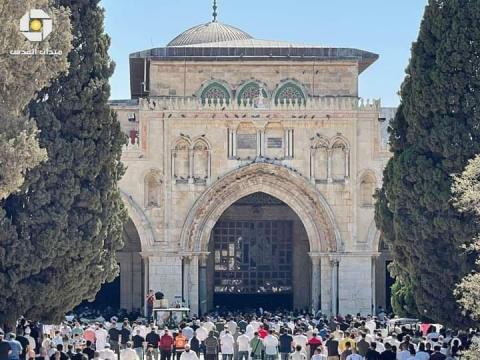 جموع المصلين يؤدون صلاة الجمعة داخل ساحات ومصليات المسجد الأقصى 11