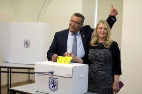  رئيس بلدية القدس اليميني موشي ليون مع زوجته أثناء الإدلاء بصوته في الانتخابات البلدية في القدس. صورة من أرشيف رويترز