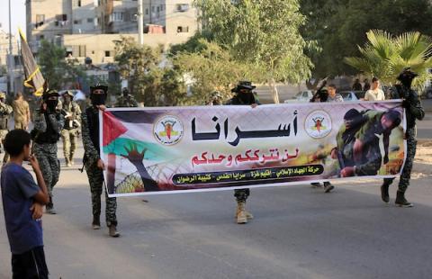 عناصر من سرايا القدس الجناح العسكري للجهاد الإسلامي يشاركون في مسير عسكري تضامنا مع الأسرى، في مدينة غزة