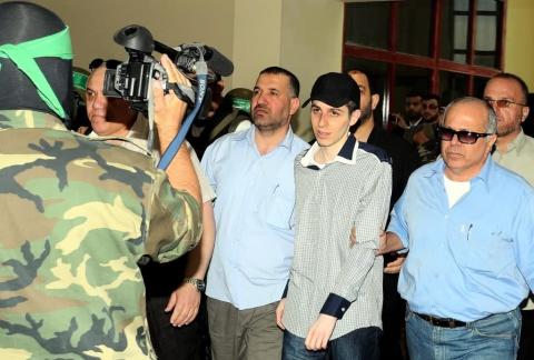 اللحظة الأولى التي جرى فيها تسليم قيادة القسام للجندي الأسير  جلعاد شاليط إلى الجانب المصري في صفقة وفاء الأحرار