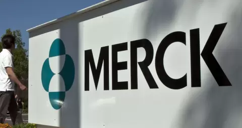 يمشي موظفو شركة الأدوية Merck أمام لافتة خارج مبنى الشركة في نيو جيرسي.