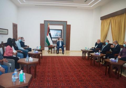الرئيس يستقبل وفدًا يمثّل فرق الفن الشعبي والدبكة والفلكلور الفلسطينية