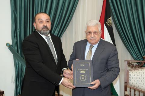 يتسلم تقرير النيابة العامة السنوي للعام 2020.JPG