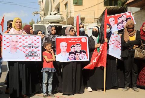 أنصار الجبهة الشعبية لتحرير فلسطين يشاركون في احياء ذكرى عملية ١٧ اكتوبر امام مقر الصليب الأحمر في مدينة غزة