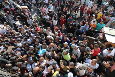 مواطنون فلسطينيون ينتظرون أمام مقر الغرفة التجارية للتسجيل من اجل العمل في إسرائيل، في دير البلح وسط قطاع غزة(6)