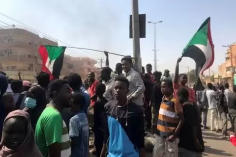  متظاهرون يتجمعون في الخرطوم يوم الاثنين عقب الانقلاب العسكري. تصوير:محمد نور الدين عبد الله-رويترز