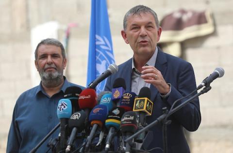 المفوض العام للوكالة فيليب لازاريني، خلال مؤتمر عقده، أمام أحد المنازل المتضررة، بمخيم الشاطئ للاجئين الفلسطينيين، غربي مدينة غزة.