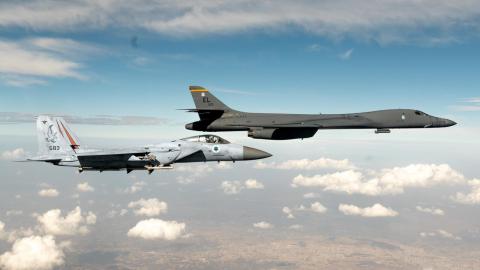 طائرات حربية تابعة لسلاح الجو الاسرائيلي من طراز F-15 ترافق قاذفة حربية أمريكية من طراز B-1b عبرت سماء إسرائيل في طريقها الى منطقة الخليج
