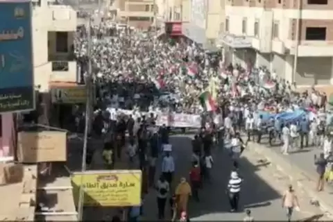 متظاهرون في الخرطوم يوم 13 نوفمبر تشرين الثاني 2021. صورة من تسجيل مصور حصلت عليها رويترز من طرف ثالث