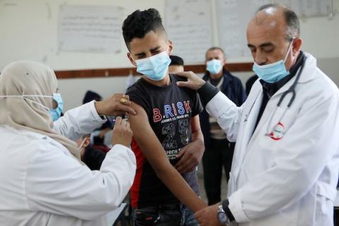 طلاب فلسطينيون يتلقون الجرعة الأولى من لقاح كورونا - COVID-19 خلال حملة تلقيح في مدرسة بالخليل 