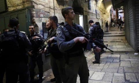 استشهاد فلسطيني وإصابة شرطيين إسرائيليين بعملية طعن في القدس