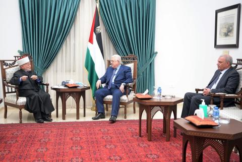  الرئيس محمود عباس خلال استقباله مفتي القدس والديار الفلسطينية، الشيخ محمد حسين