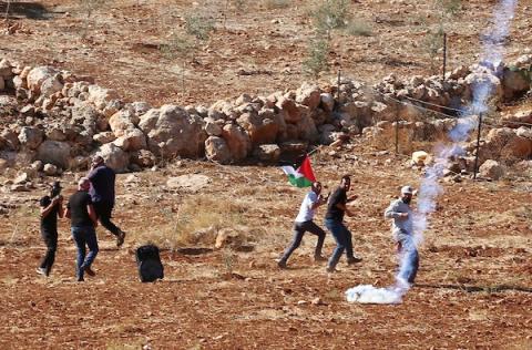 مواجهات بين المتظاهرين الفلسطينيين وقوات الاحتلال الإسرائيلي عقب مسيرة ضد الاستيطان في بيت دجن بالقرب من نابلس