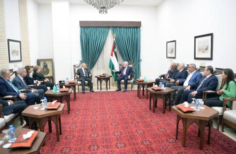 الرئيس محمود عباس يستقبل وفد مجلس أمناء مؤسسة ياسر عرفات