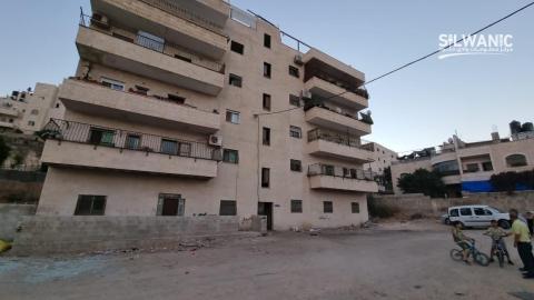 قوات الاحتلال تعطي مهلة مدتها اسبوعاً لهدم بناية مكونة من 5 طوابق، يسكنها نحو 70 فرداً