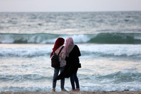 فلسطينيون يستمتعون بوقتهم على شاطئ بحر مدينة غزة
