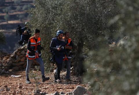  إصابة مراسل تلفزيون فلسطين بكر عبد الحق برصاصة معدينة مغلفة بالمطاط خلال مواجهات في قرية بيتا جنوب نابلس