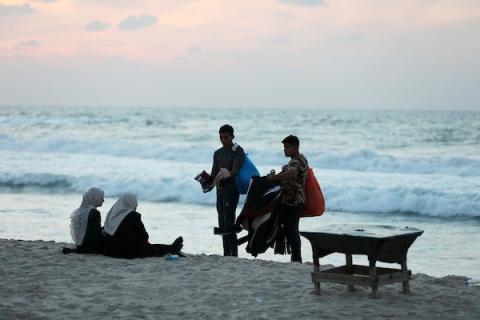 فلسطينيون يستمتعون بوقتهم على شاطئ بحر مدينة غزة