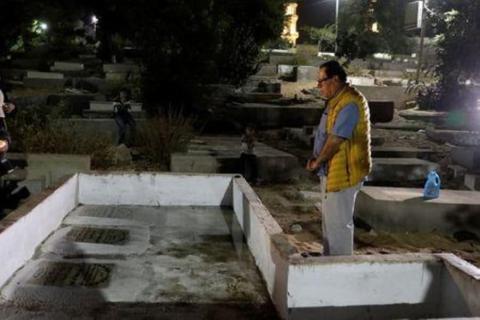 الطبيب الفلسطيني عز الدين أبو العيش يزور مقبرة بناته في قطاع غزة يوم 15 نوفمبر تشرين الثاني 2021. تصوير: محمد سالم - رويترز