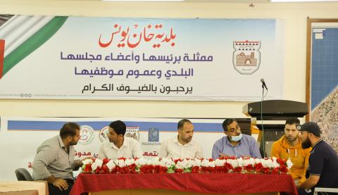 بلدية خان يونس: توقيع عقودًا للتشغيل المؤقت للعمال والفنيين ضمن مشروع صندوق الهيئات المحلية