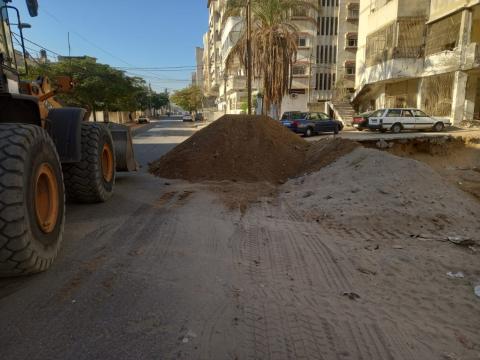 طواقم بلدية غزة تشرع بتأمين محيط المناطق التي تعرض لأضرار خلال القصف